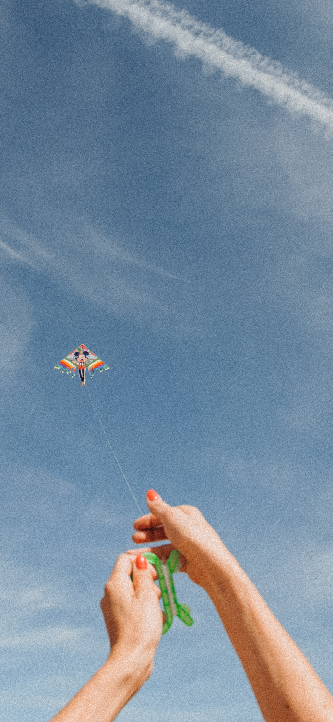 [2436×1125]蓝天白云 放风筝 娱乐 休闲 苹果手机壁纸图片