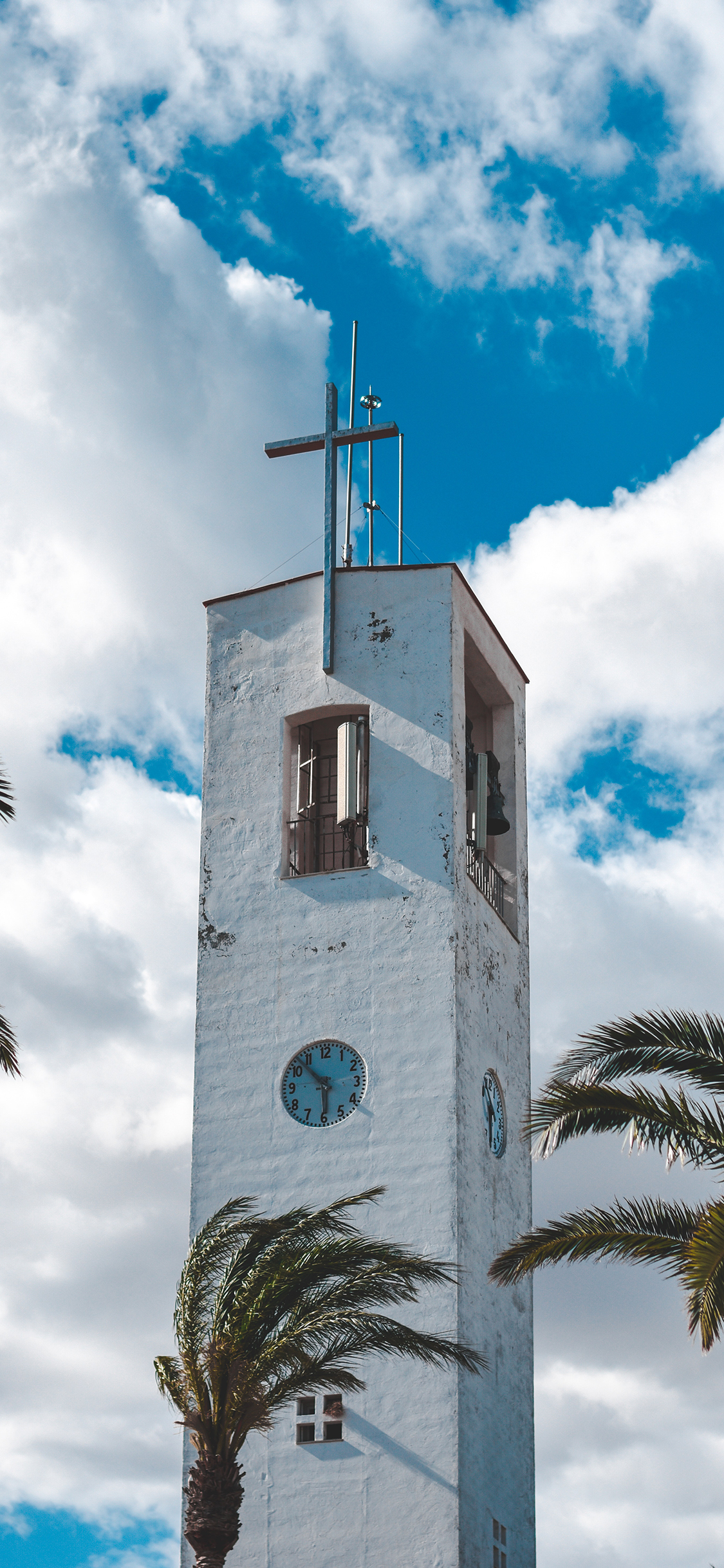 [2436×1125]蓝天白云 教堂 十字架 时钟 苹果手机壁纸图片