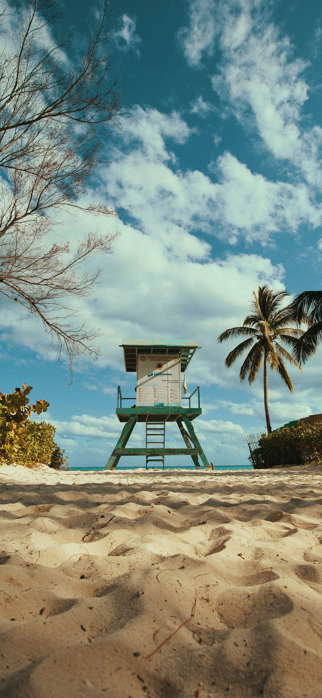 [2436×1125]蓝天白云 沙滩 小屋 美景 苹果手机壁纸图片