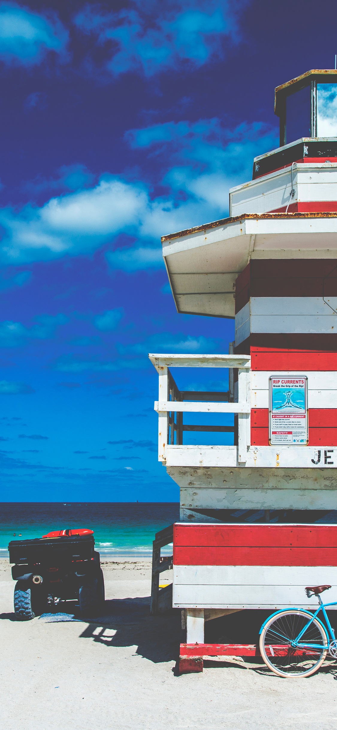 [2436×1125]蓝天白云 海滩 建筑 风景 苹果手机壁纸图片