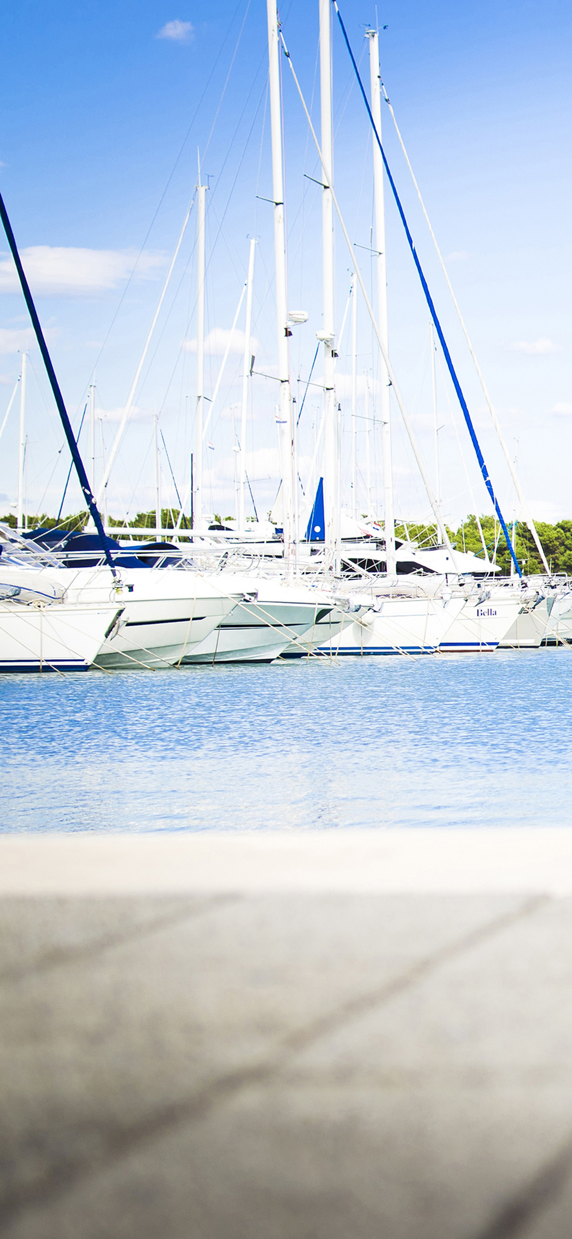 [2436×1125]蓝天白云 港口 白色轮船 苹果手机壁纸图片