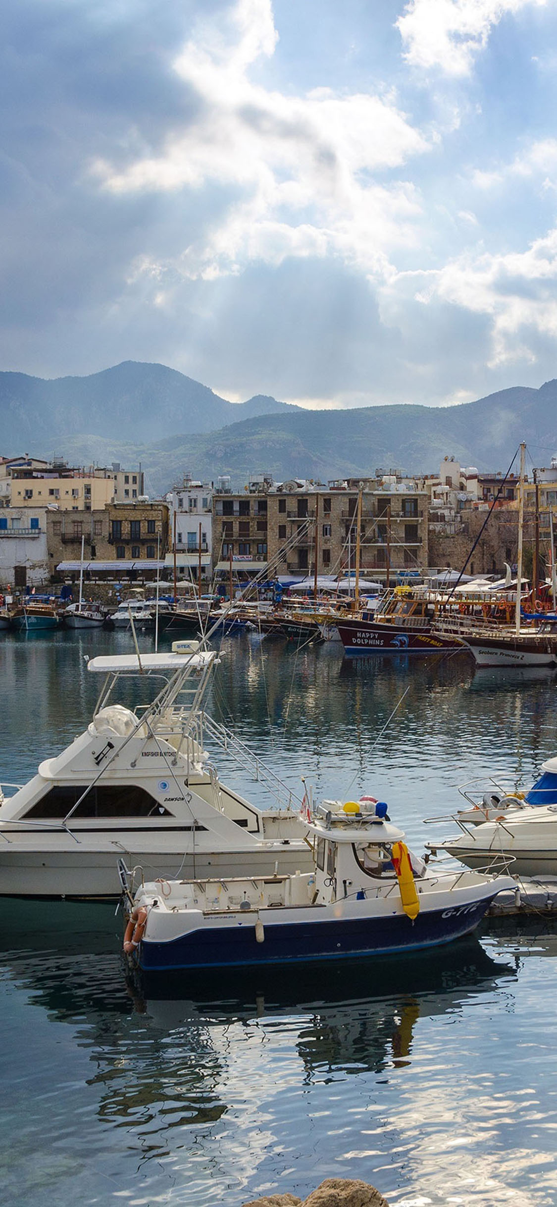[2436×1125]蓝天白云 港湾 渔船 苹果手机壁纸图片
