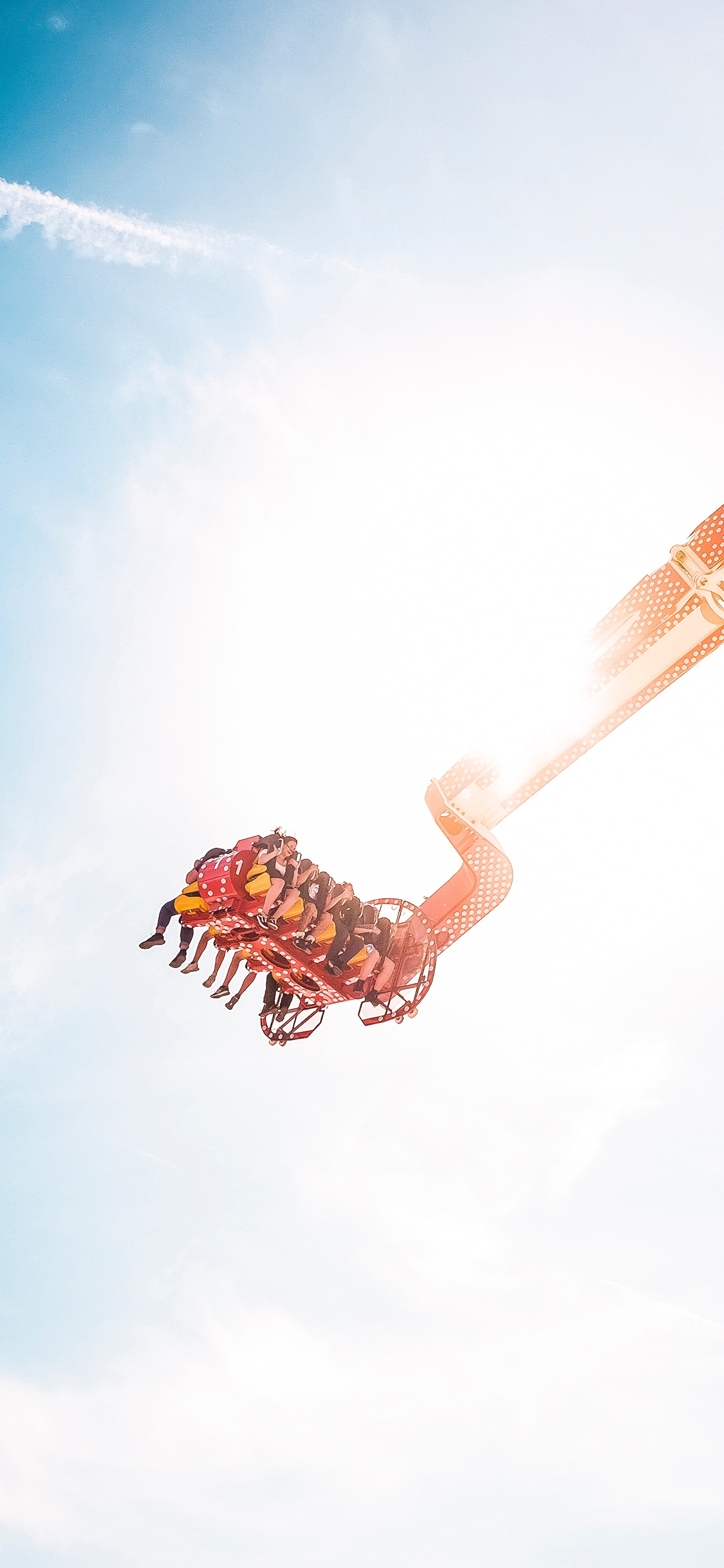 [2436×1125]蓝天白云 游乐园 娱乐设施 苹果手机壁纸图片