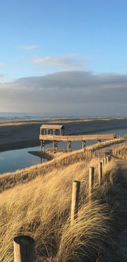 [2436x1125]蓝天白云 湖泊 小路 自然风光 苹果手机壁纸图片