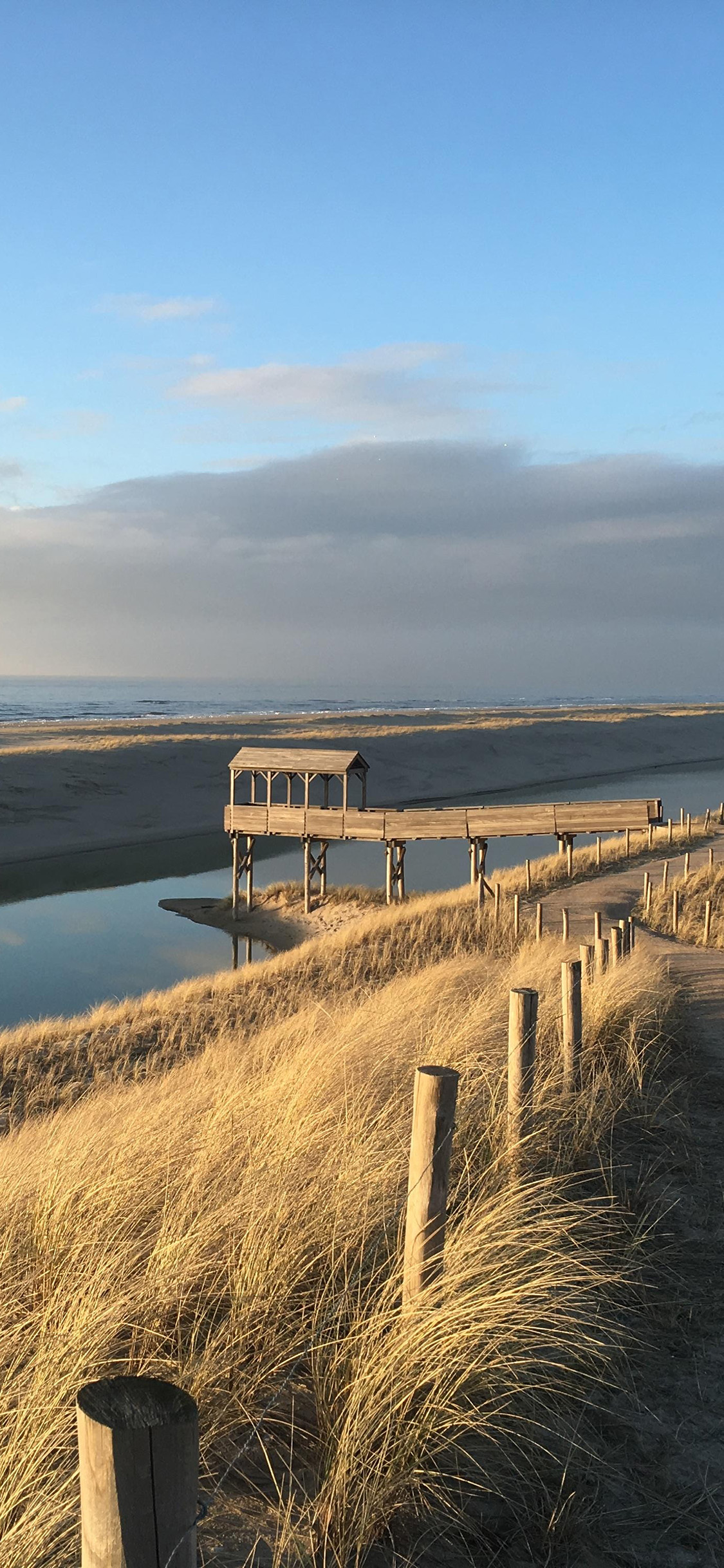 [2436×1125]蓝天白云 湖泊 小路 自然风光 苹果手机壁纸图片