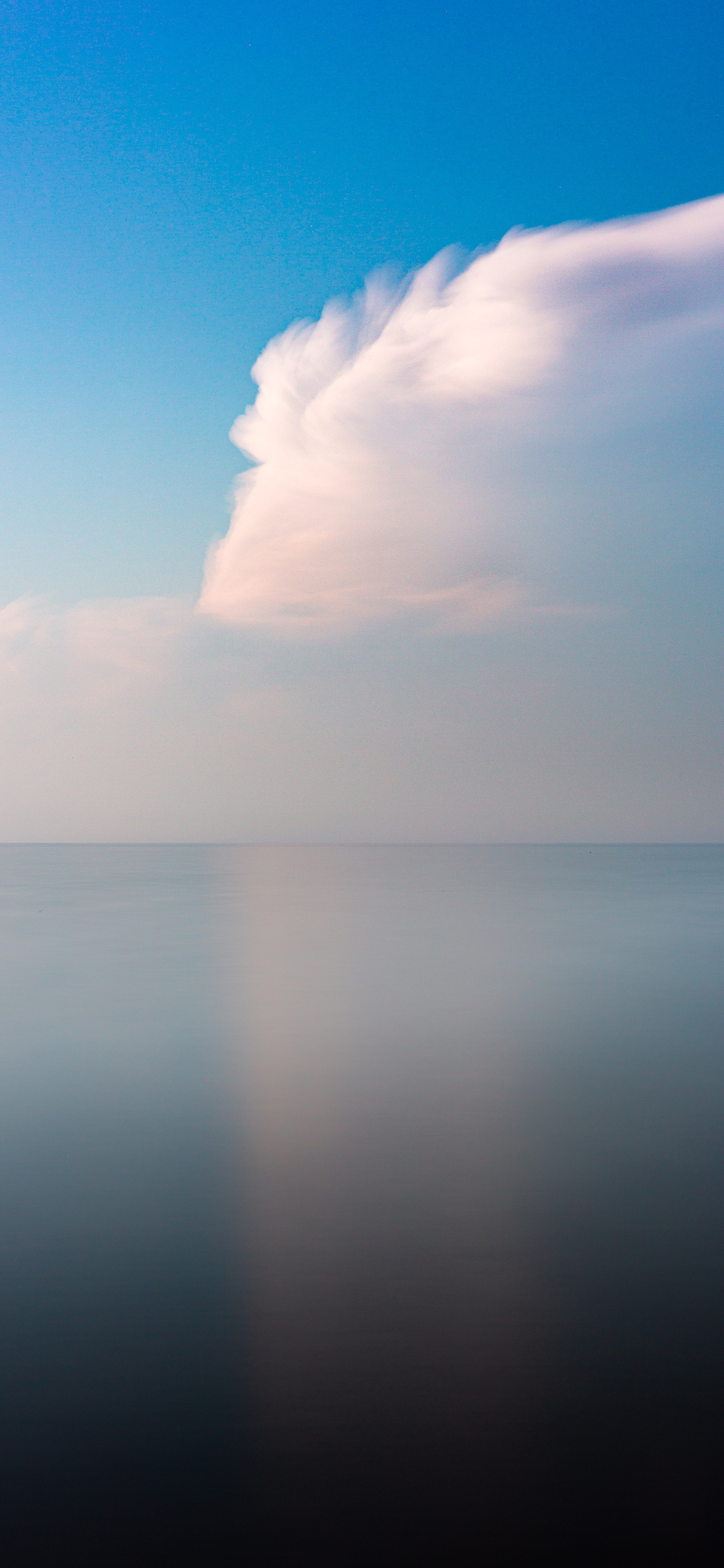 [2436×1125]蓝天白云 湖泊 映射 唯美 苹果手机壁纸图片