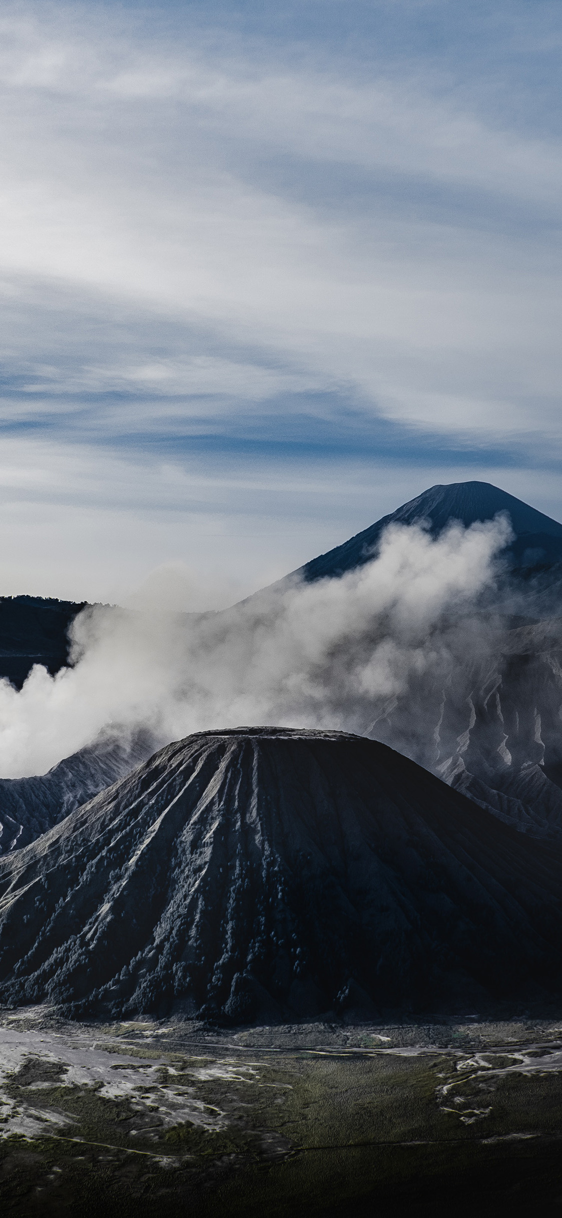 [2436×1125]蓝天白云 火山 烟雾 苹果手机壁纸图片