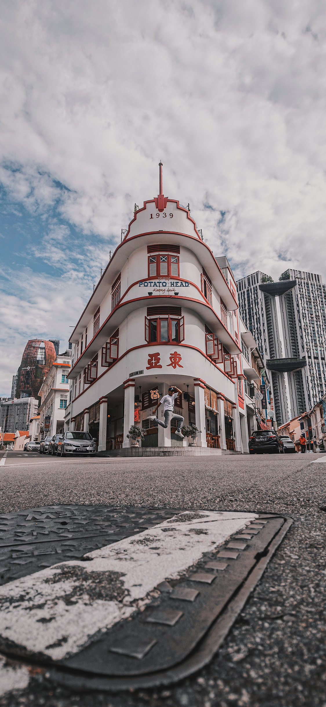 [2436×1125]蓝天白云 街道 建筑 街景 苹果手机壁纸图片