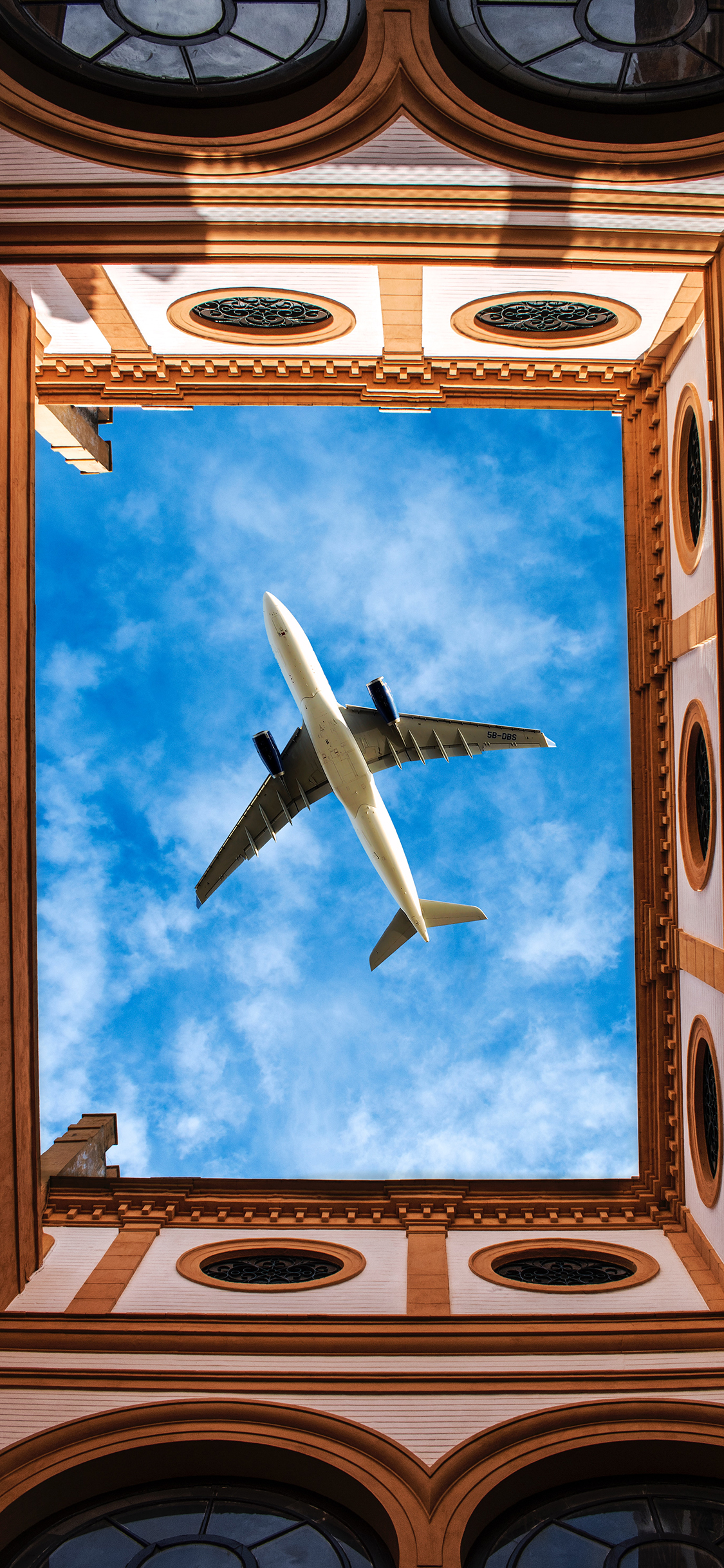 [2436×1125]蓝天白云 飞机 建筑 围墙 苹果手机壁纸图片