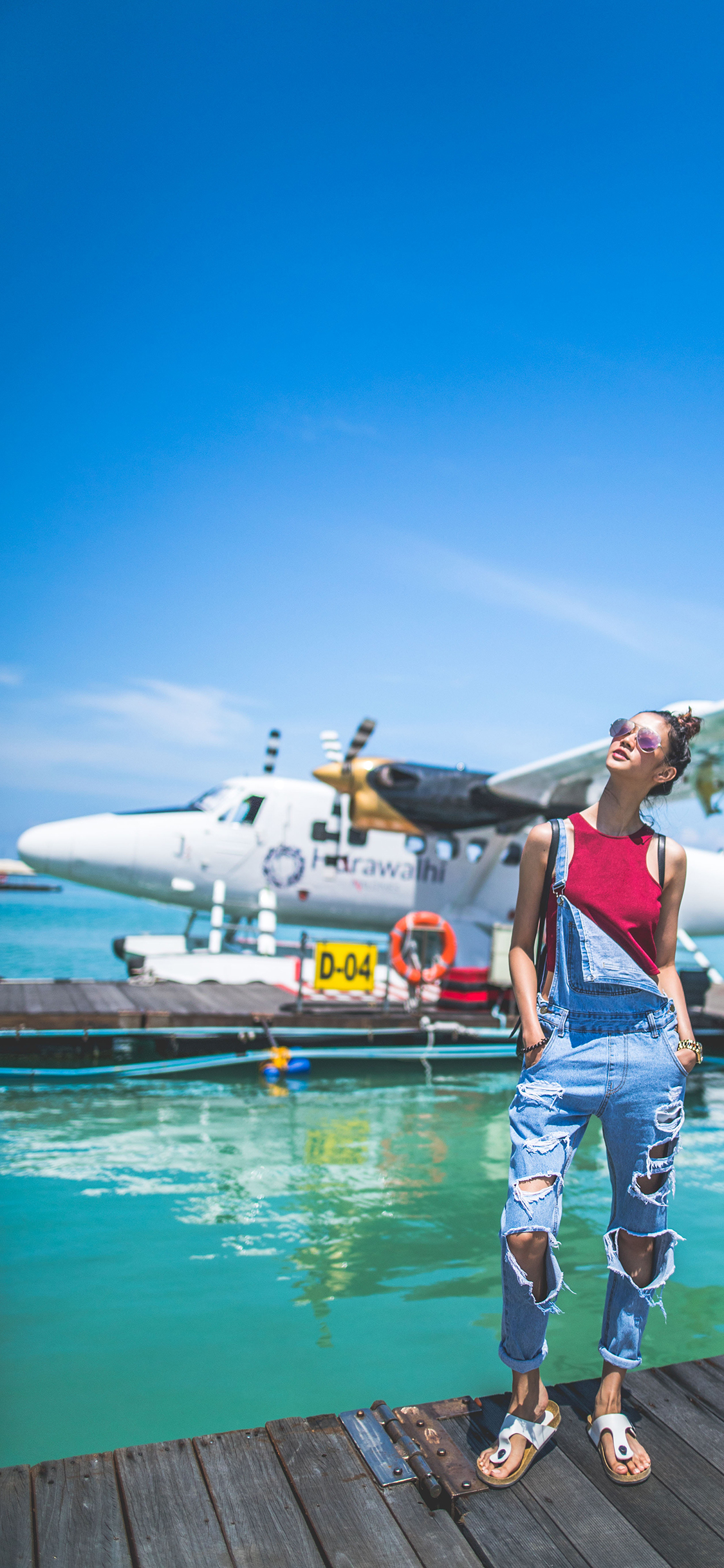 [2436×1125]蓝天白云 飞机 美女写真 苹果手机壁纸图片