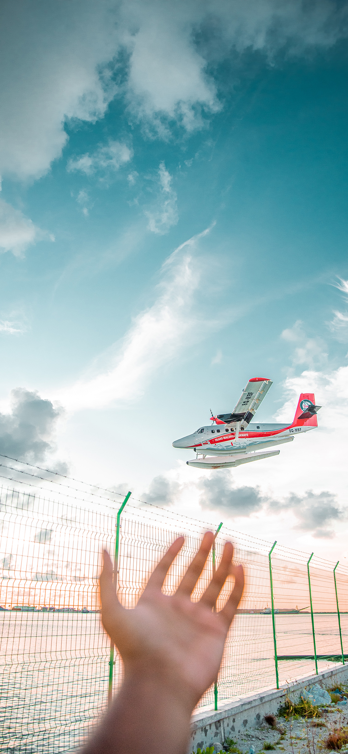 [2436×1125]蓝天白云 飞机 飞行 海水 苹果手机壁纸图片