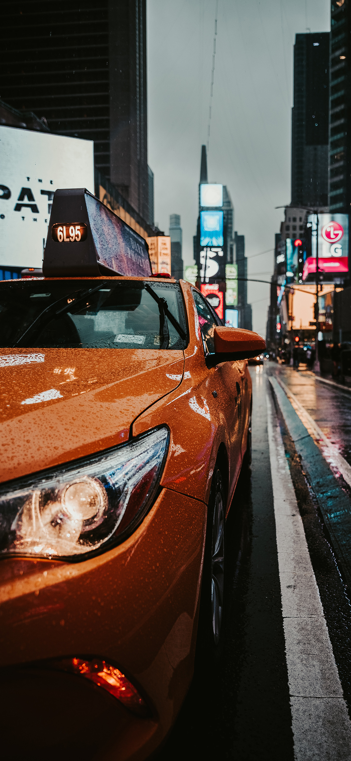 [2436×1125]街景 城市建筑 汽车 水珠 苹果手机壁纸图片