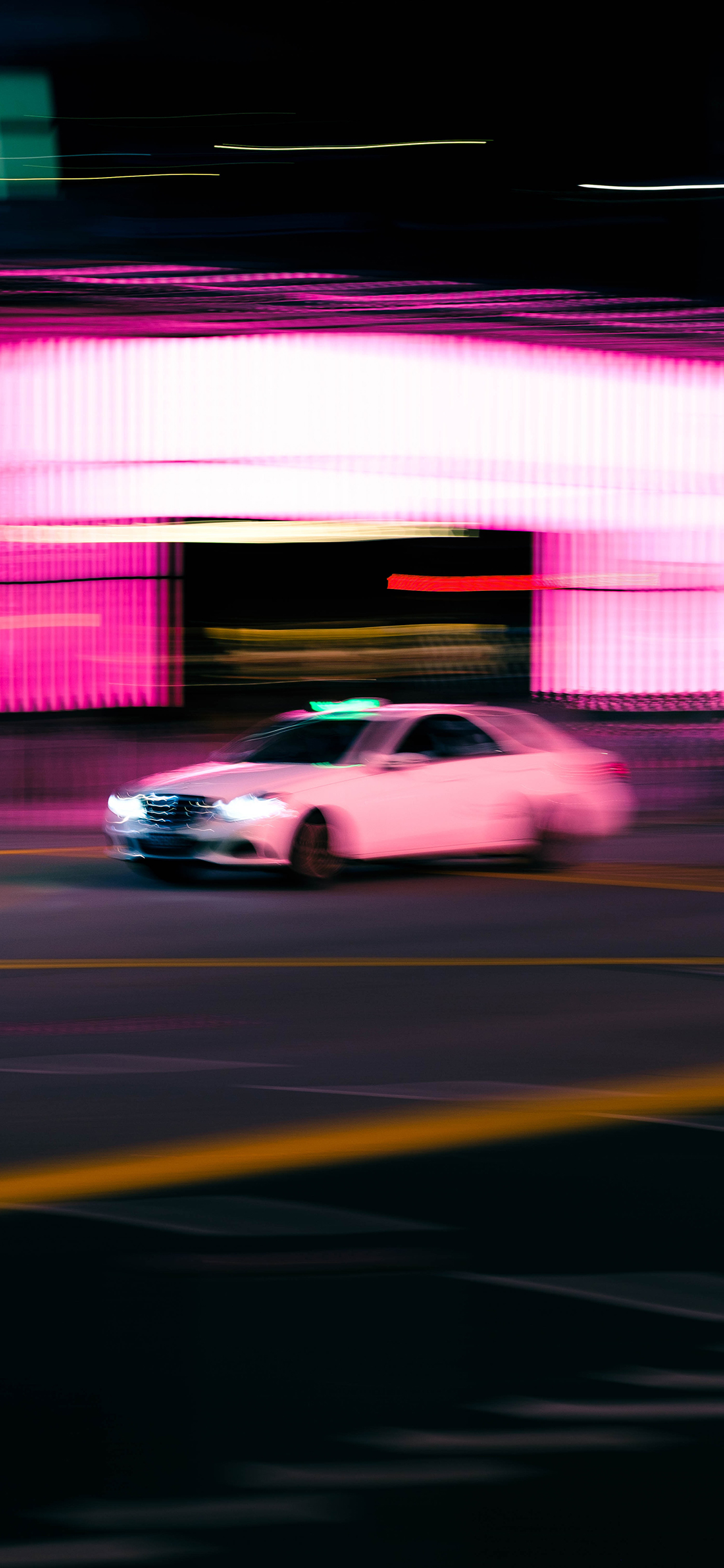 [2436×1125]街景 汽车 白色 行驶 模糊 苹果手机壁纸图片