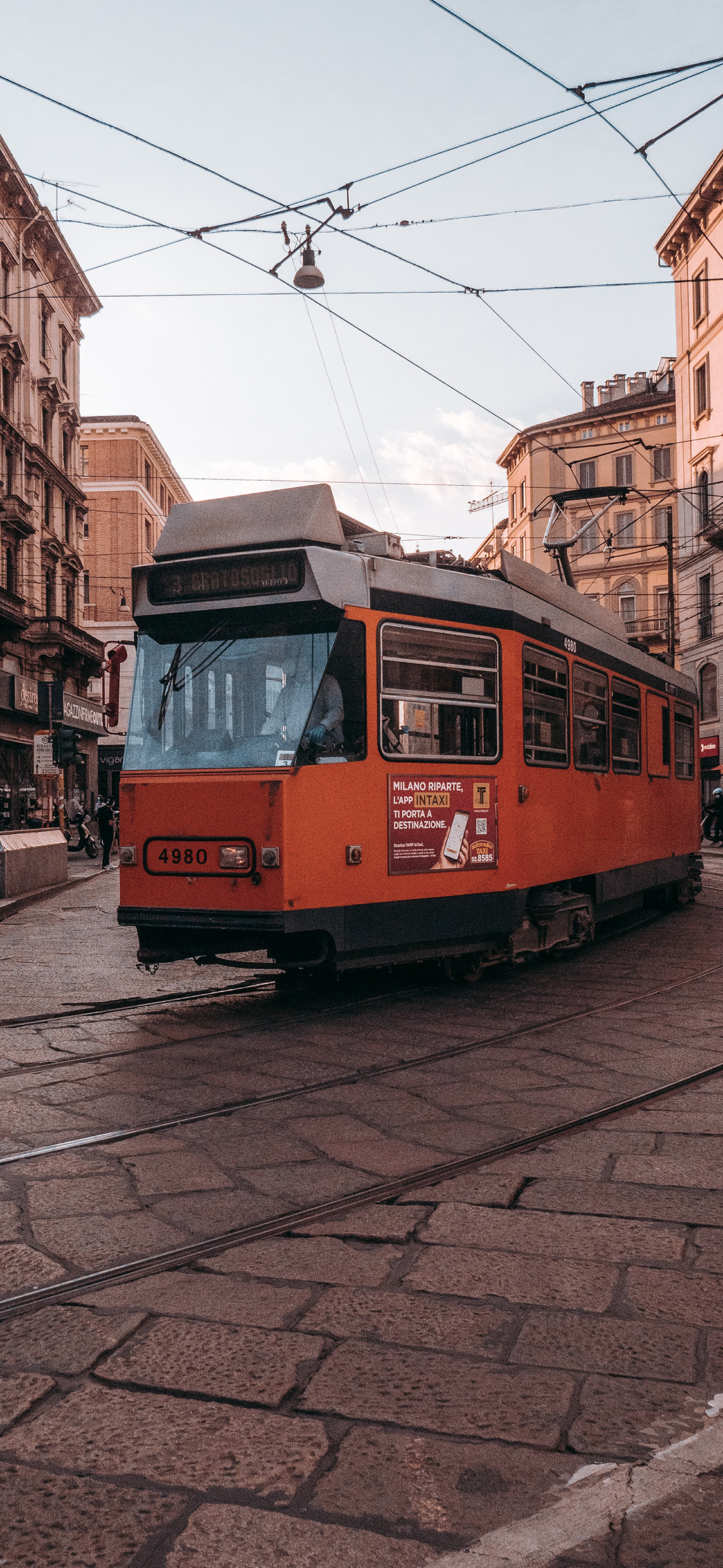 [2436×1125]街景 英式 电车 电轨 苹果手机壁纸图片
