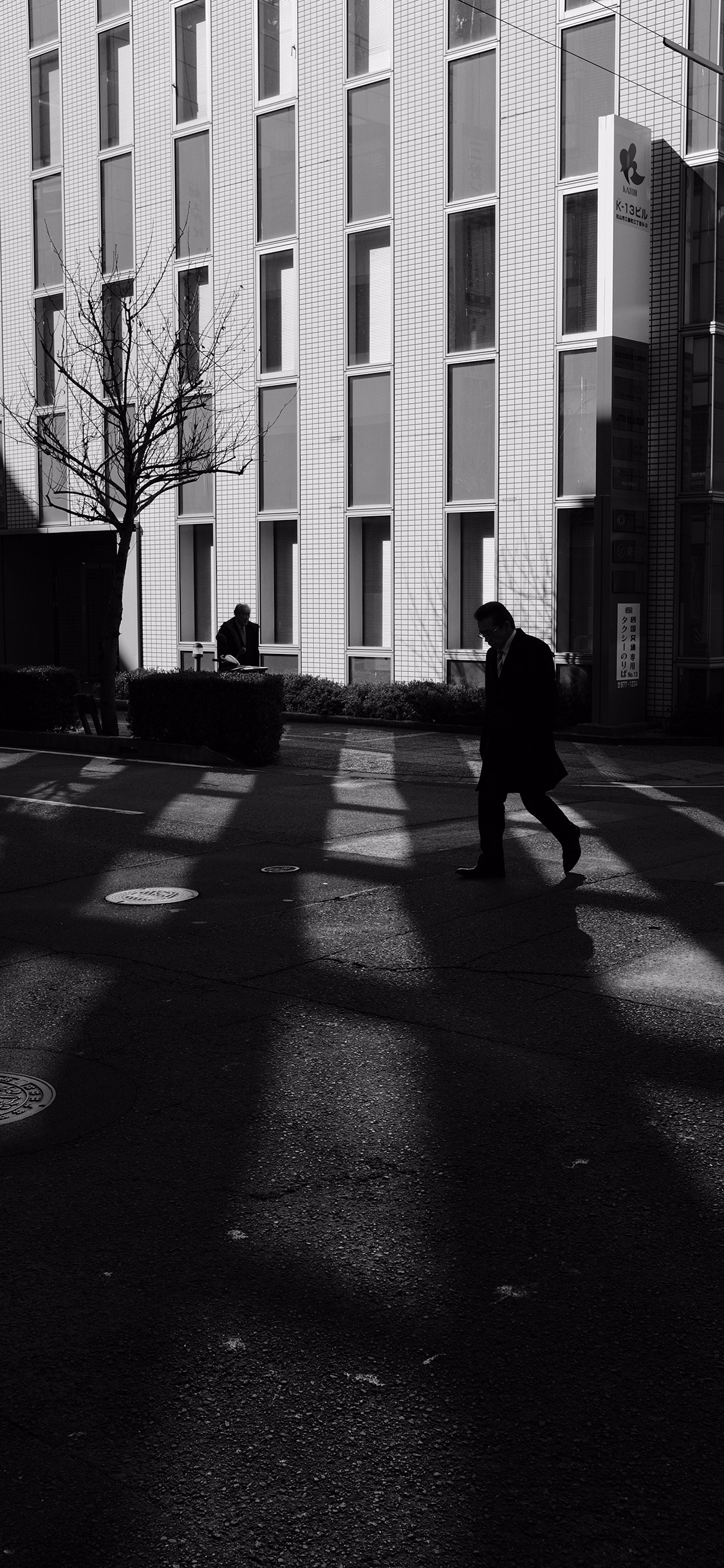 [2436×1125]街景 阳光 黑白 写意 苹果手机壁纸图片