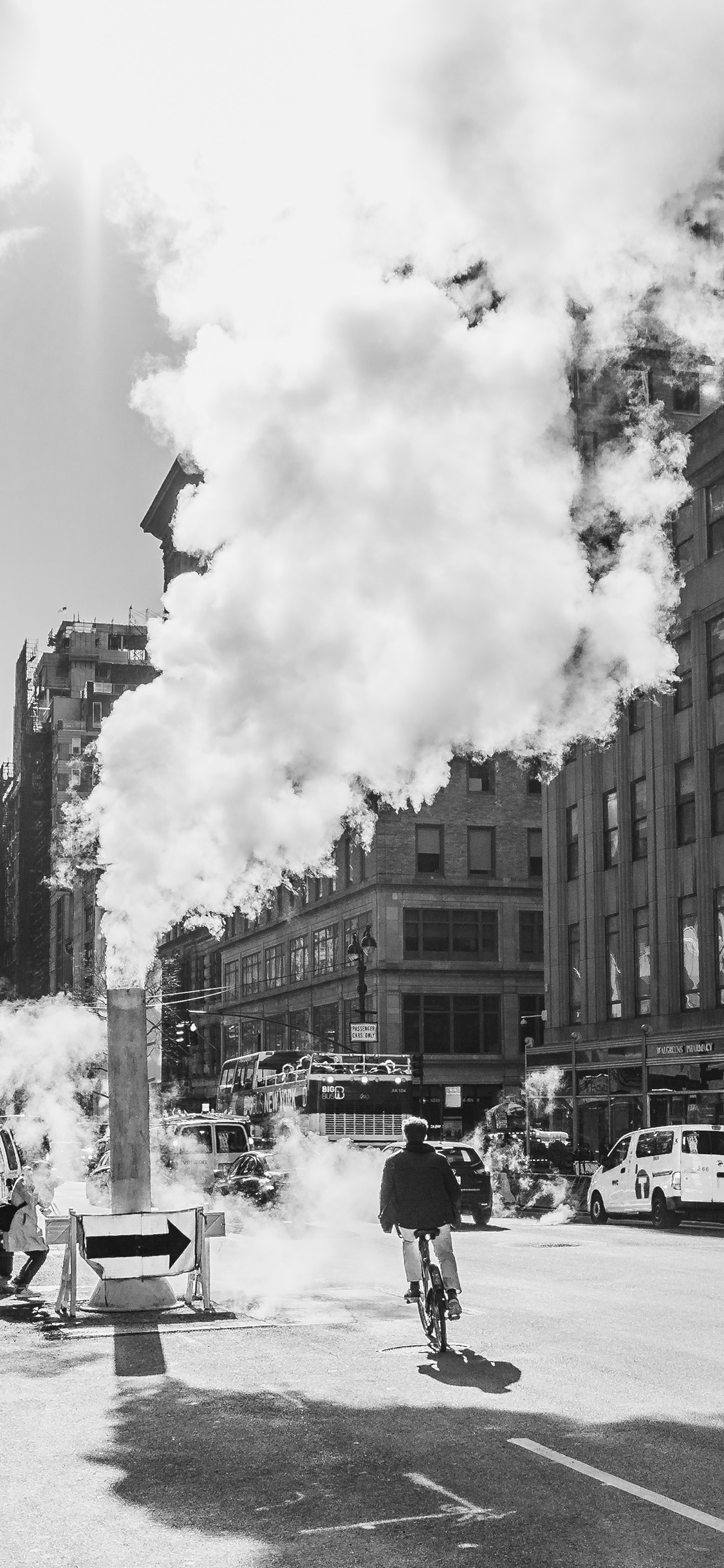 [2436×1125]街景 黑白 怀旧 复古 烟雾 苹果手机壁纸图片