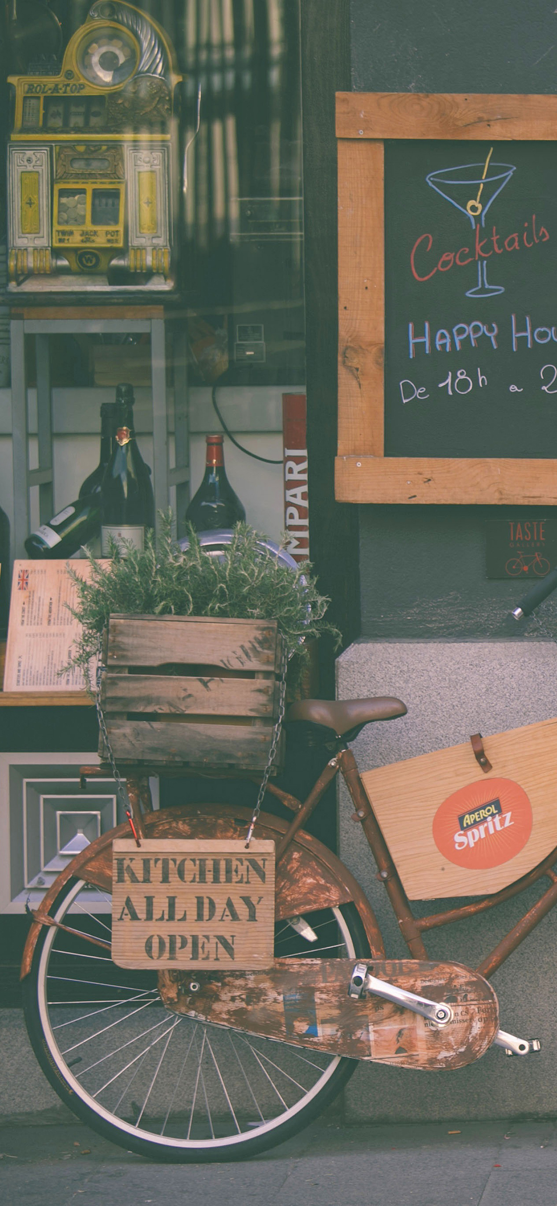 [2436×1125]街角 自行车 绿植 酒吧 商店 门面设计 街道 苹果手机壁纸图片