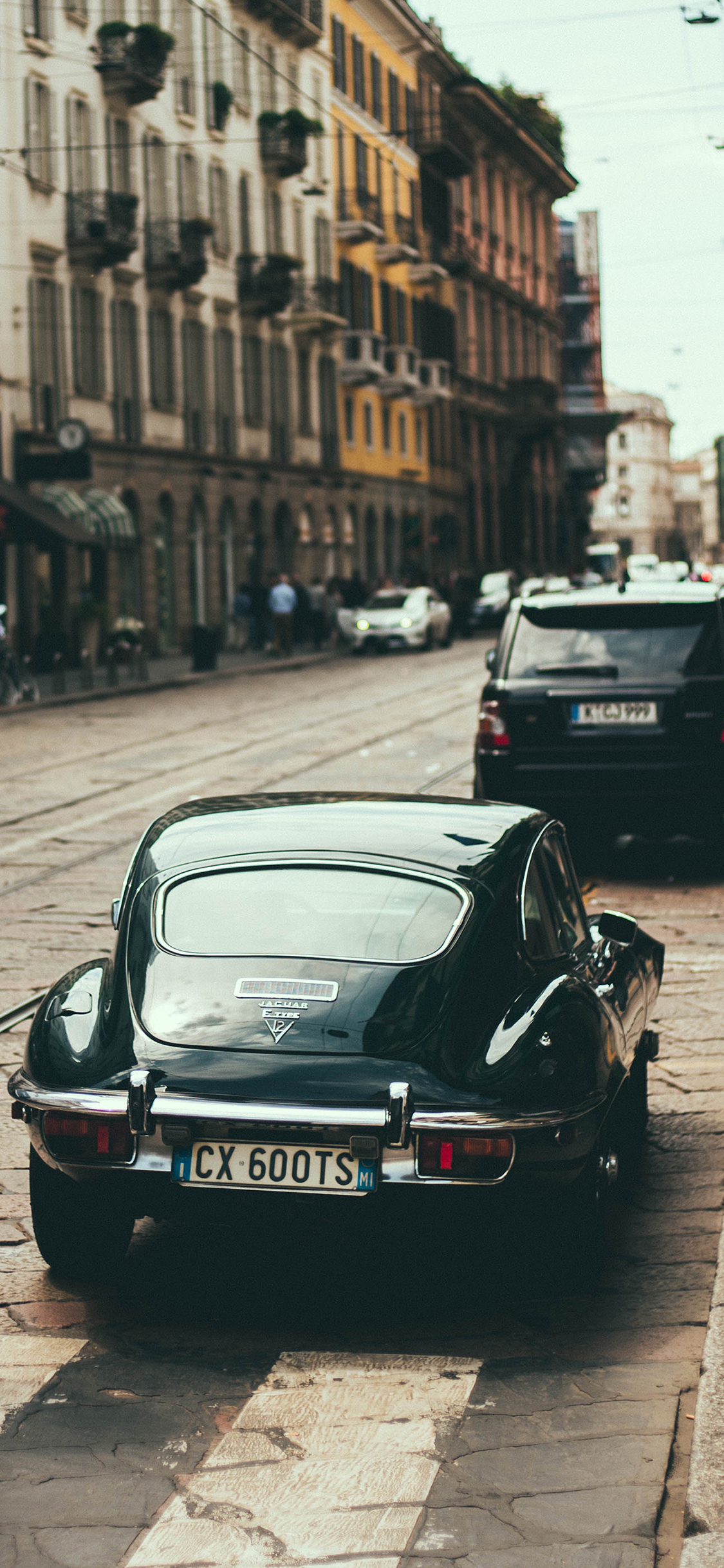 [2436×1125]街道 城市 都市 欧美 马路 复古车 老爷车 苹果手机壁纸图片