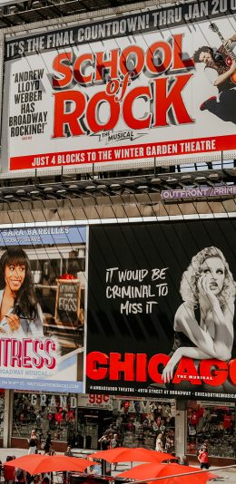 [2436x1125]街道 欧洲 广告牌 商店 城市 苹果手机壁纸图片