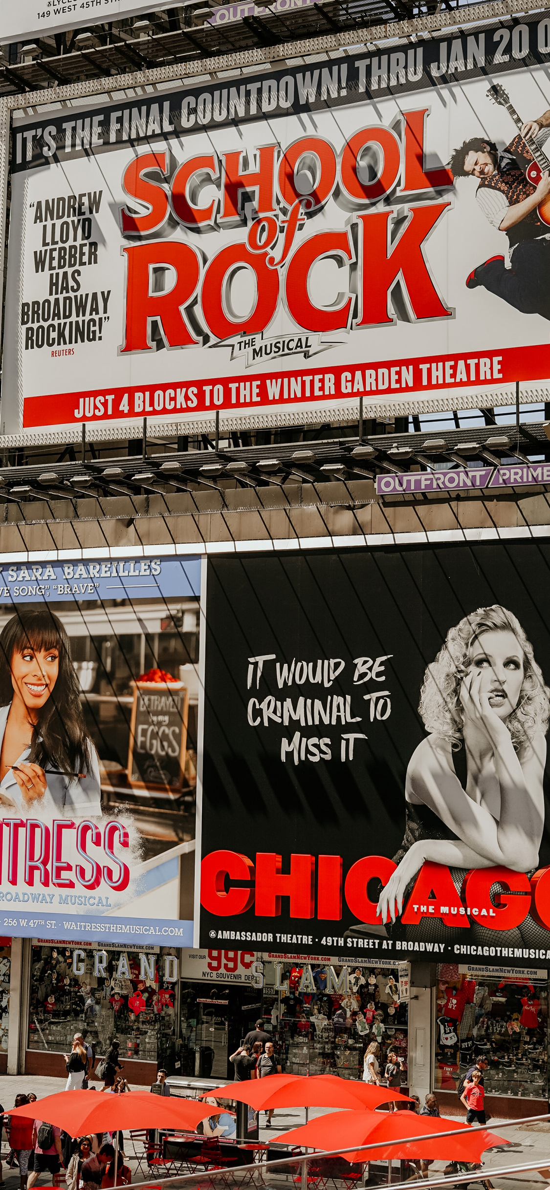 [2436×1125]街道 欧洲 广告牌 商店 城市 苹果手机壁纸图片