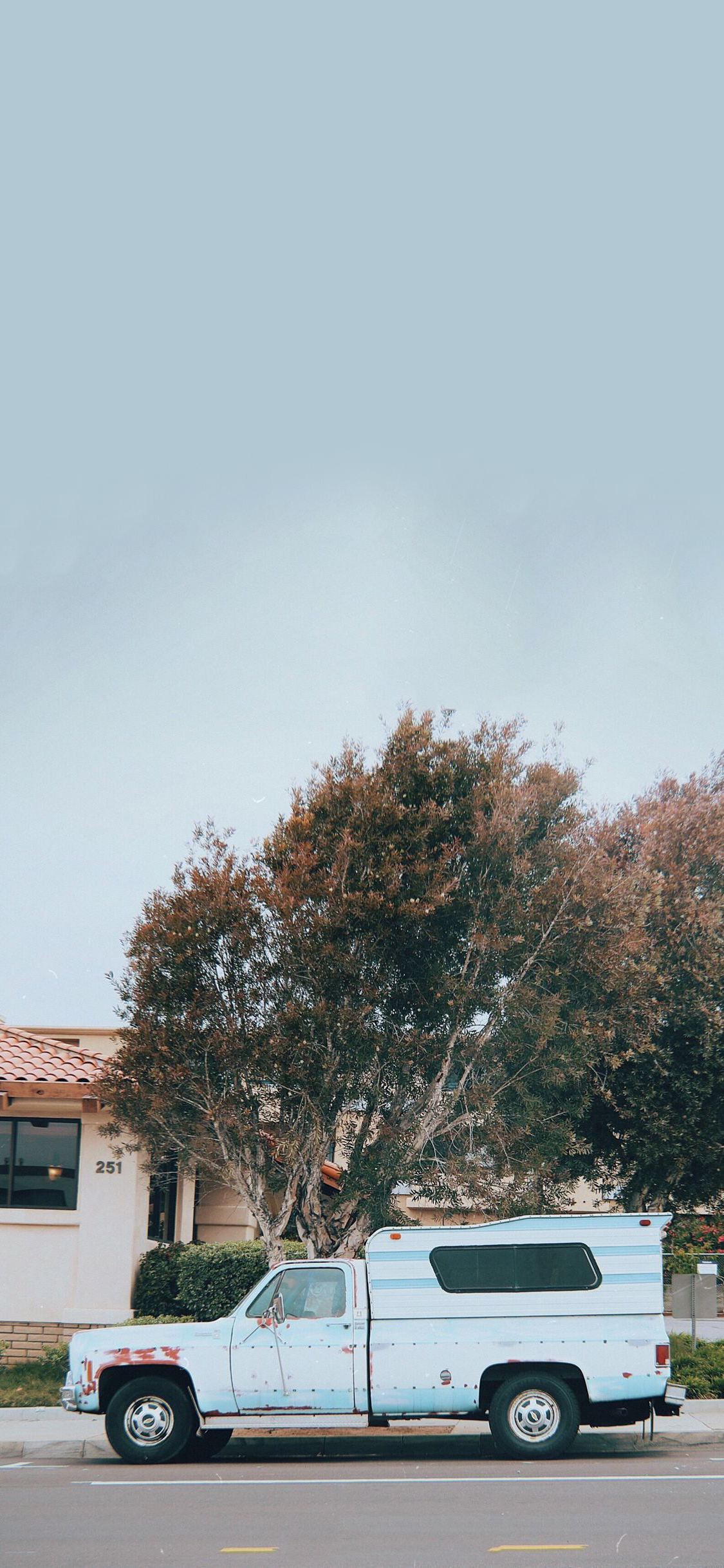 [2436×1125]街道 汽车 欧美 树木 房屋 苹果手机壁纸图片