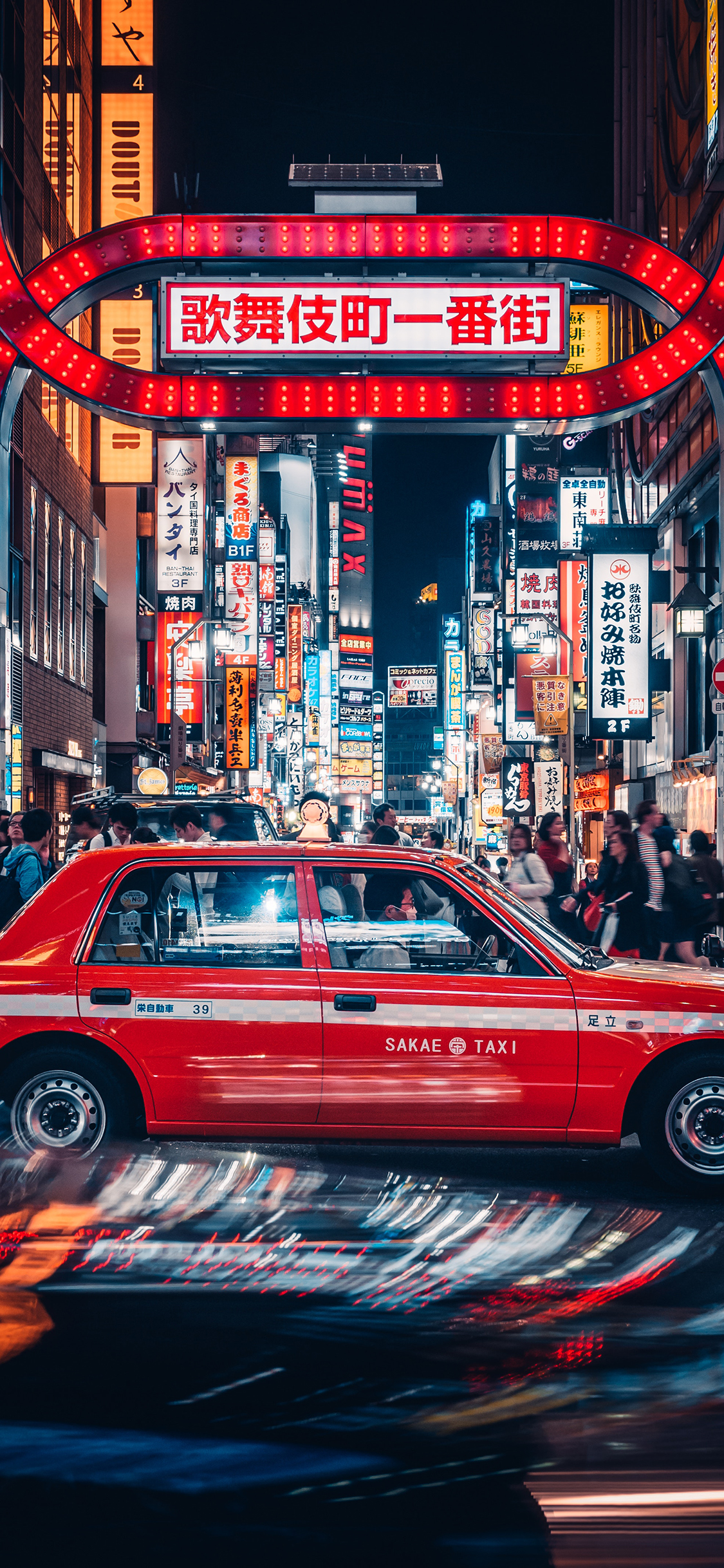 [2436×1125]街道 的士 彩灯 夜晚 一番街 苹果手机壁纸图片