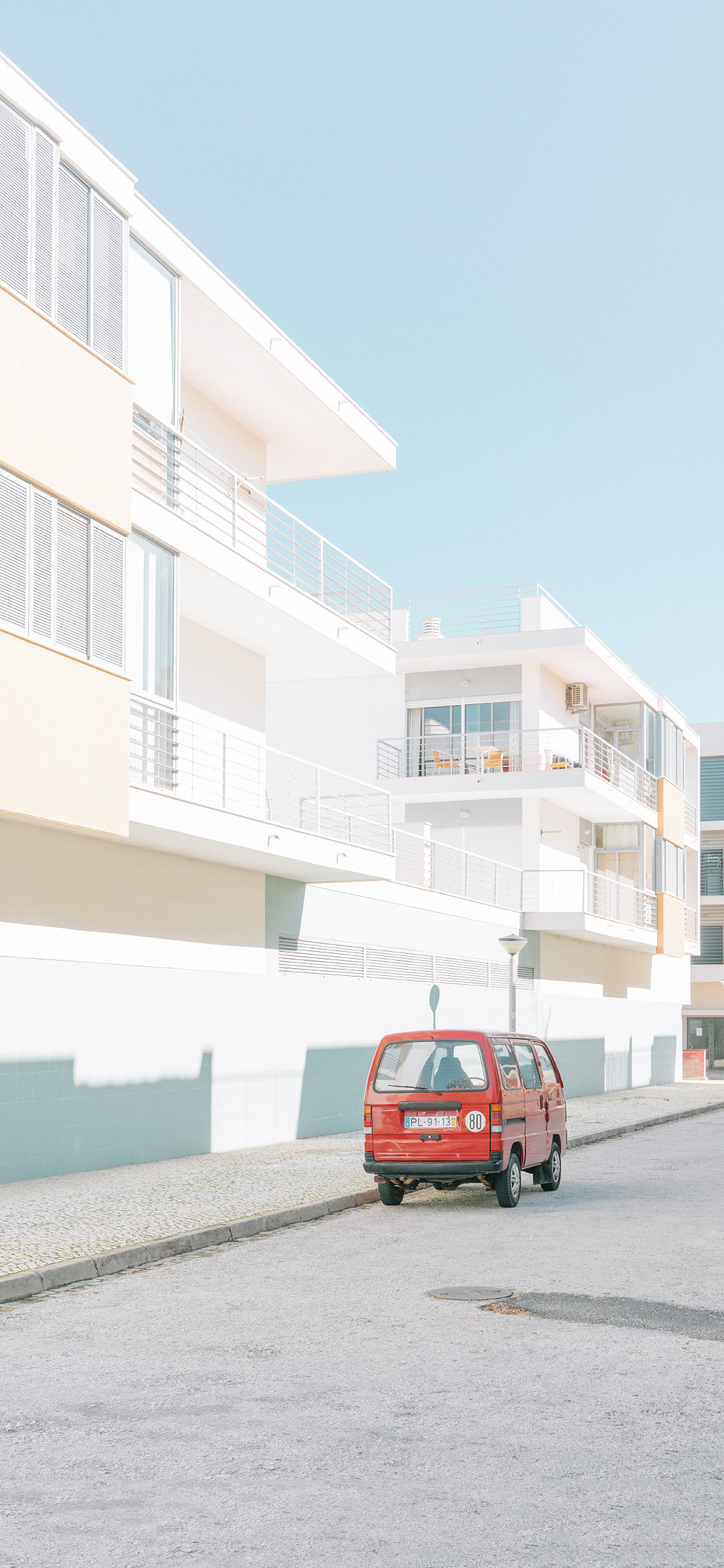 [2436×1125]街道 面包车 建筑 城市 小清新 苹果手机壁纸图片