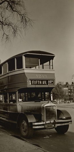 [2436x1125]观光车 复古 街景 黑白 苹果手机壁纸图片