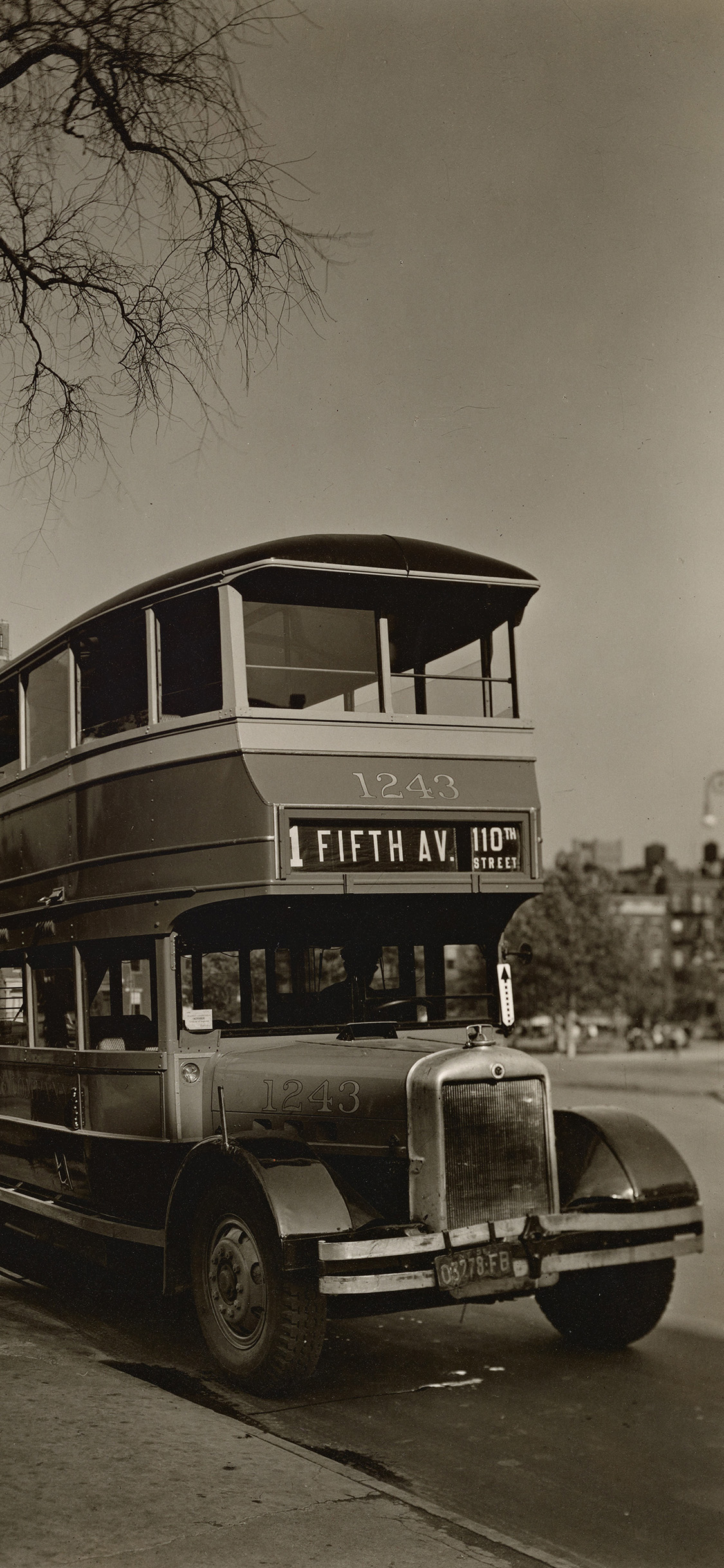 [2436×1125]观光车 复古 街景 黑白 苹果手机壁纸图片