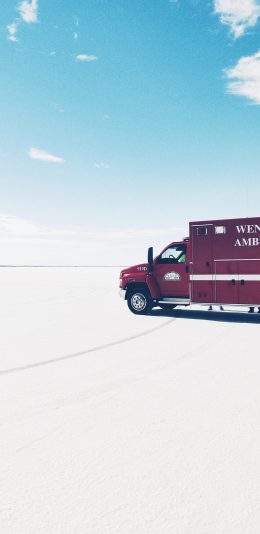 [2436x1125]货车 运输 蓝天白云 沙滩 苹果手机壁纸图片