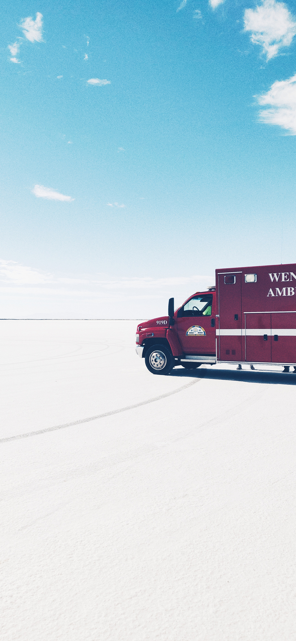 [2436×1125]货车 运输 蓝天白云 沙滩 苹果手机壁纸图片