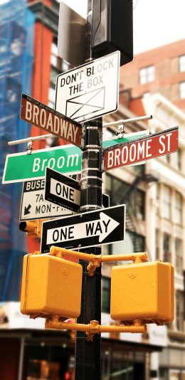 [2436x1125]路标 指向标 街头 指示 苹果手机壁纸图片