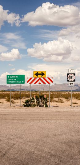 [2436x1125]路牌 标志 方向 公路 箭头 蓝天白云 苹果手机壁纸图片