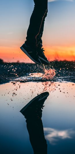 [2436x1125]跳跃 水珠 落日 倒映 苹果手机壁纸图片