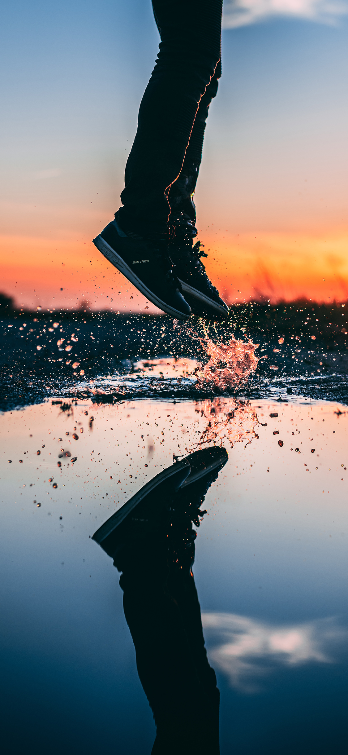 [2436×1125]跳跃 水珠 落日 倒映 苹果手机壁纸图片