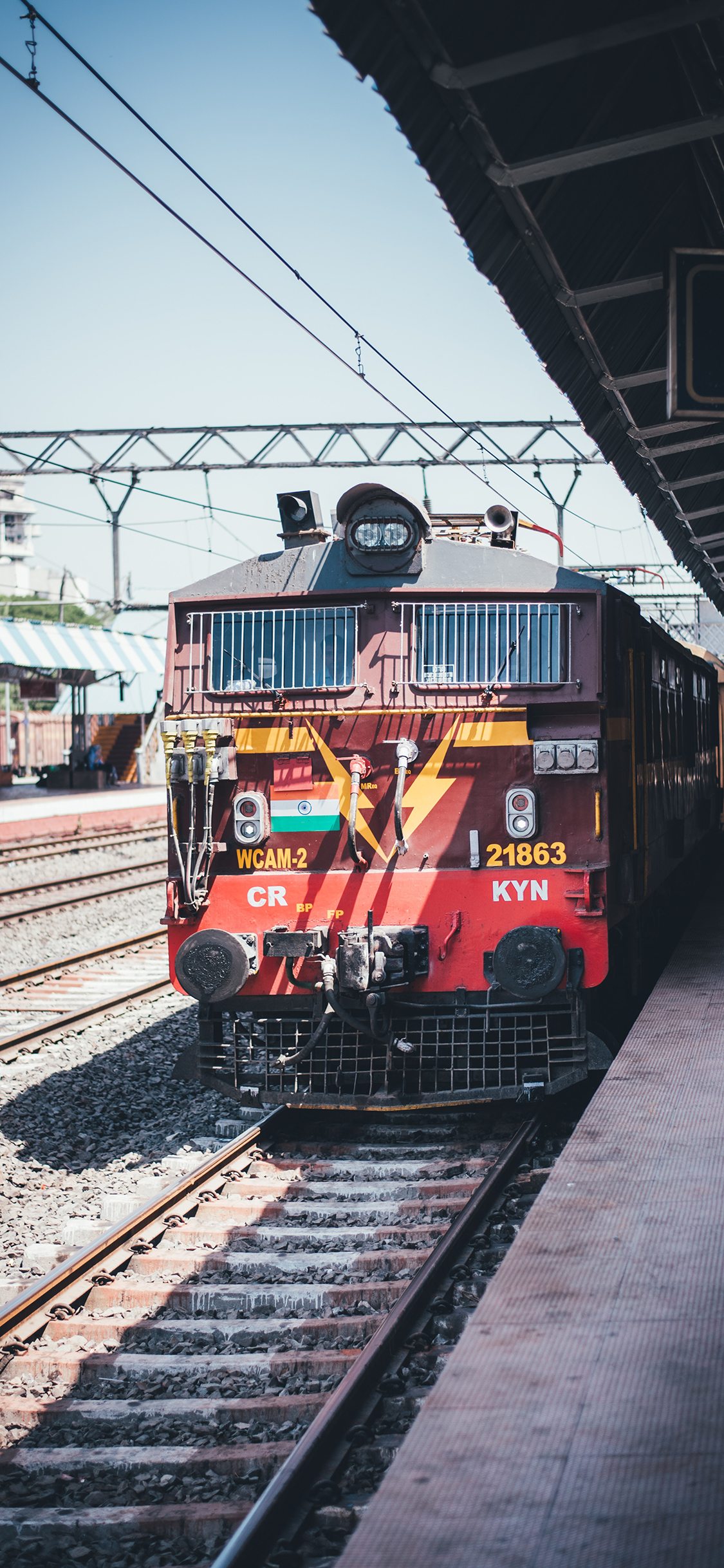 [2436×1125]车站 轨道 火车 行驶 苹果手机壁纸图片