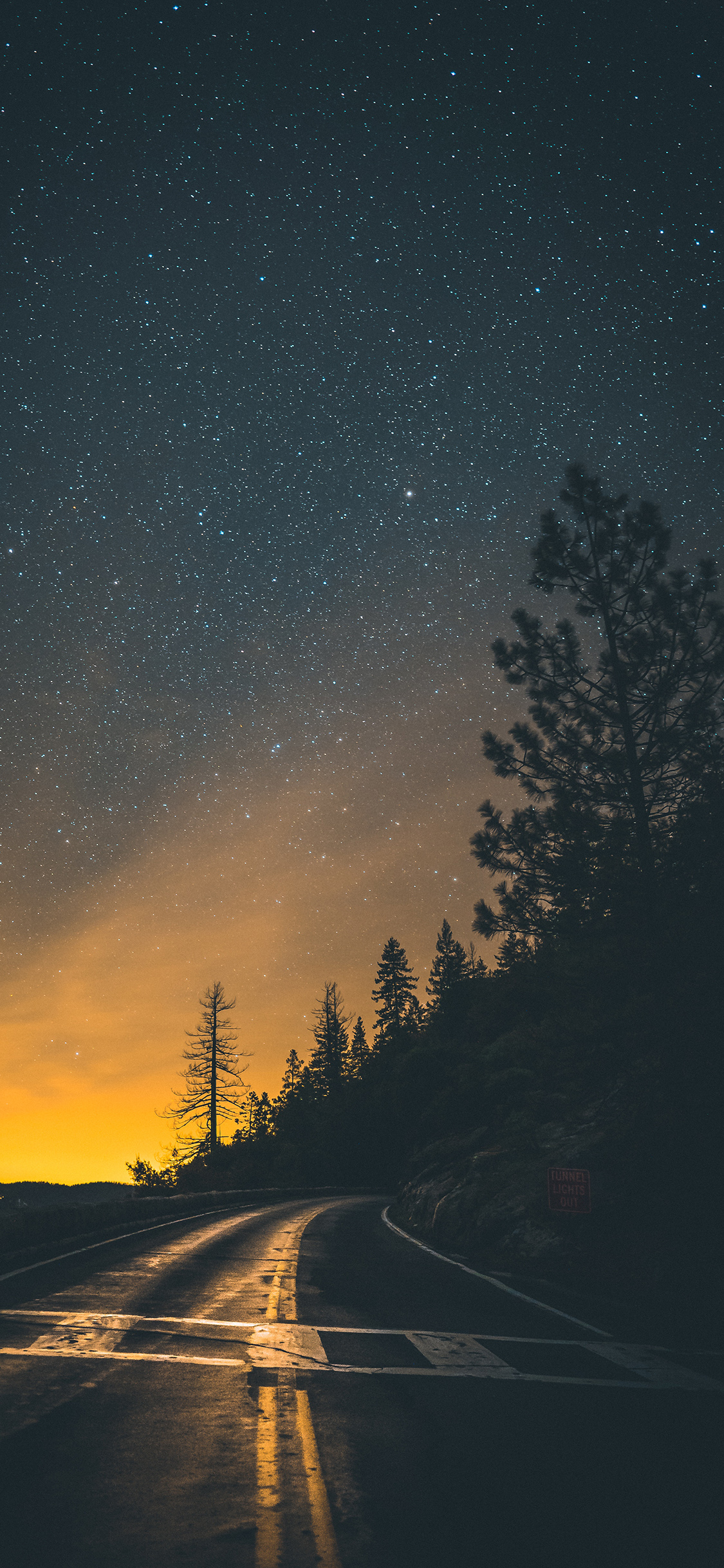 [2436×1125]车道 树木 星空 夜景 苹果手机壁纸图片