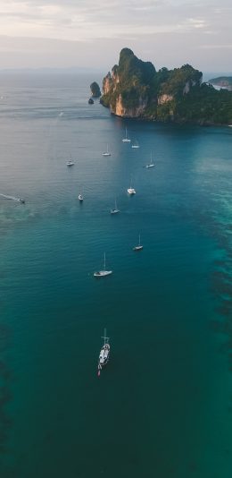 [2436x1125]轮船 海湾 大海 蔚蓝 游艇 苹果手机壁纸图片