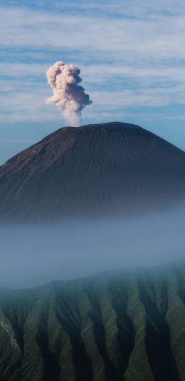 [2436x1125]远眺 山顶 云彩 火山 冒烟 苹果手机壁纸图片