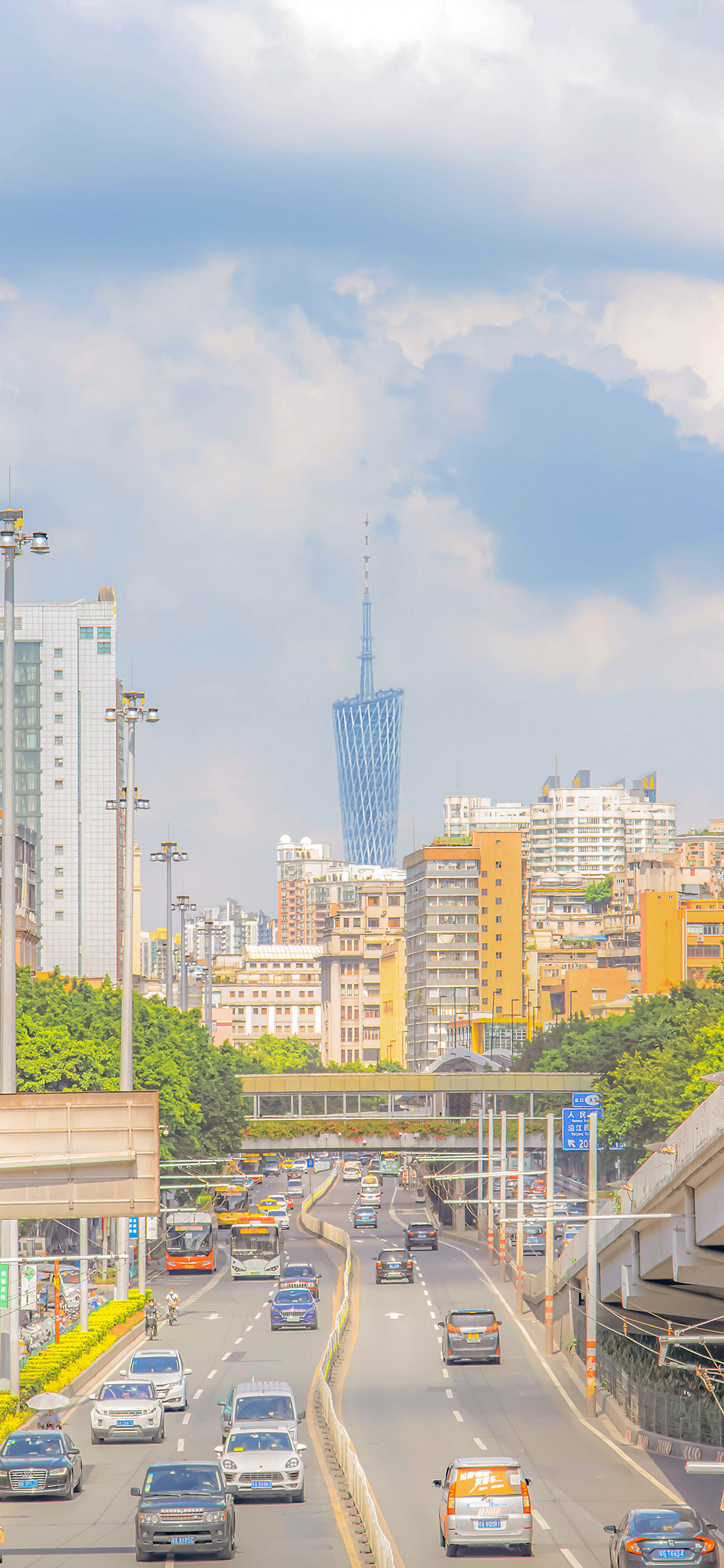 [2436×1125]道路 小蛮腰 云海 城市 苹果手机壁纸图片
