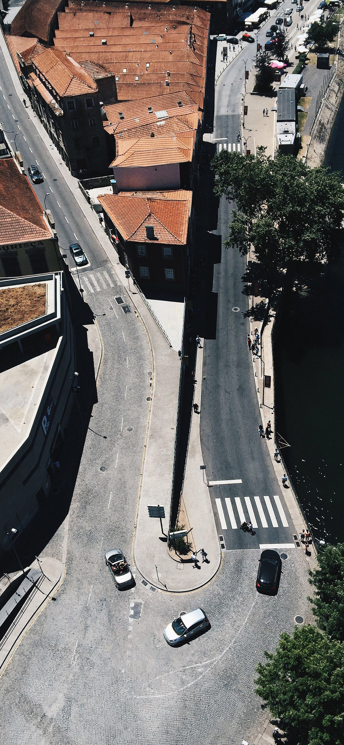 [2436×1125]道路 车辆 城市 小镇 房屋 苹果手机壁纸图片