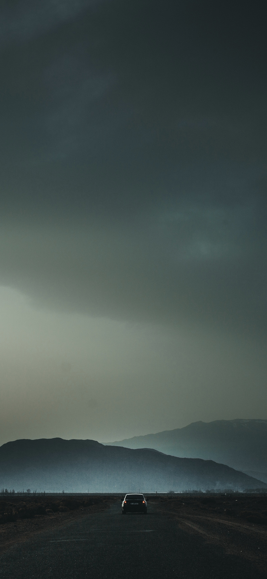 [2436×1125]道路 郊外 山 汽车 行驶 苹果手机壁纸图片