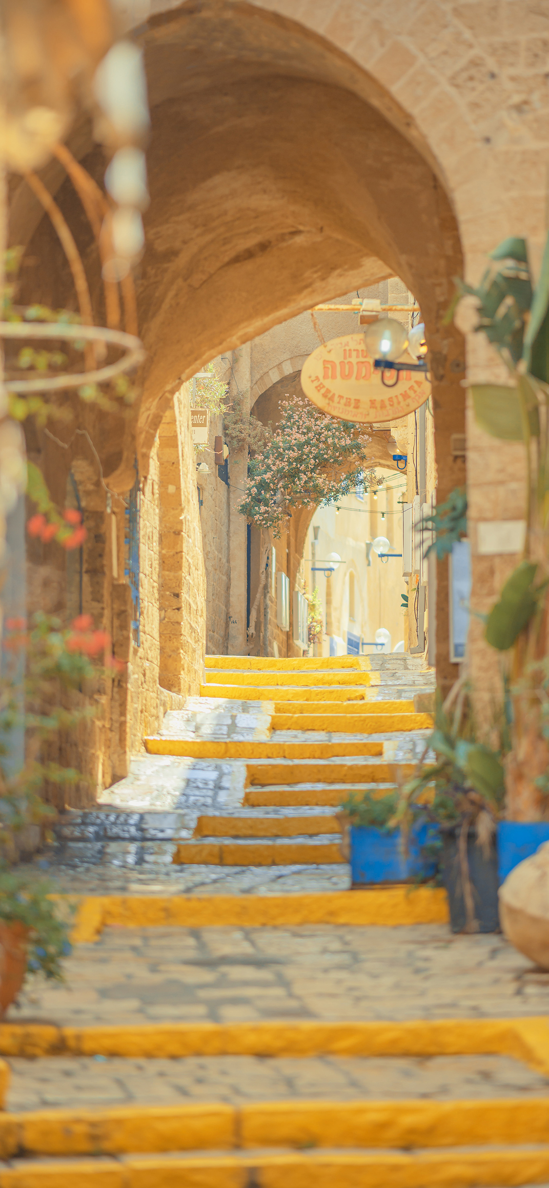 [2436×1125]道路 阶梯 异国风情 小镇 拱门 苹果手机壁纸图片