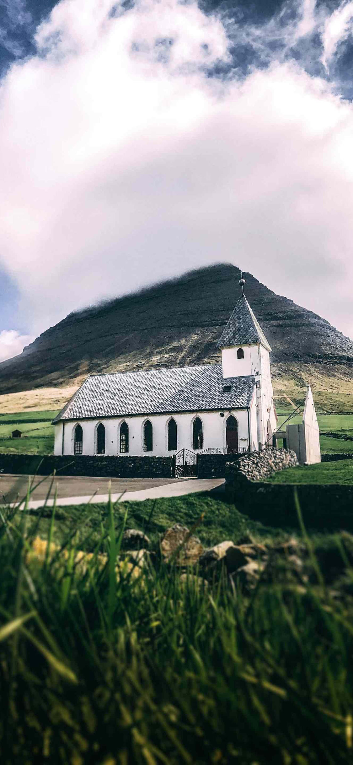 [2436×1125]郊区 蓝天白云 山峰 房屋 美景 苹果手机壁纸图片