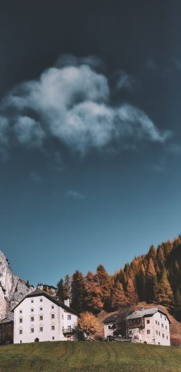 [2436x1125]郊外 天空 山峰 房屋 美景 苹果手机壁纸图片