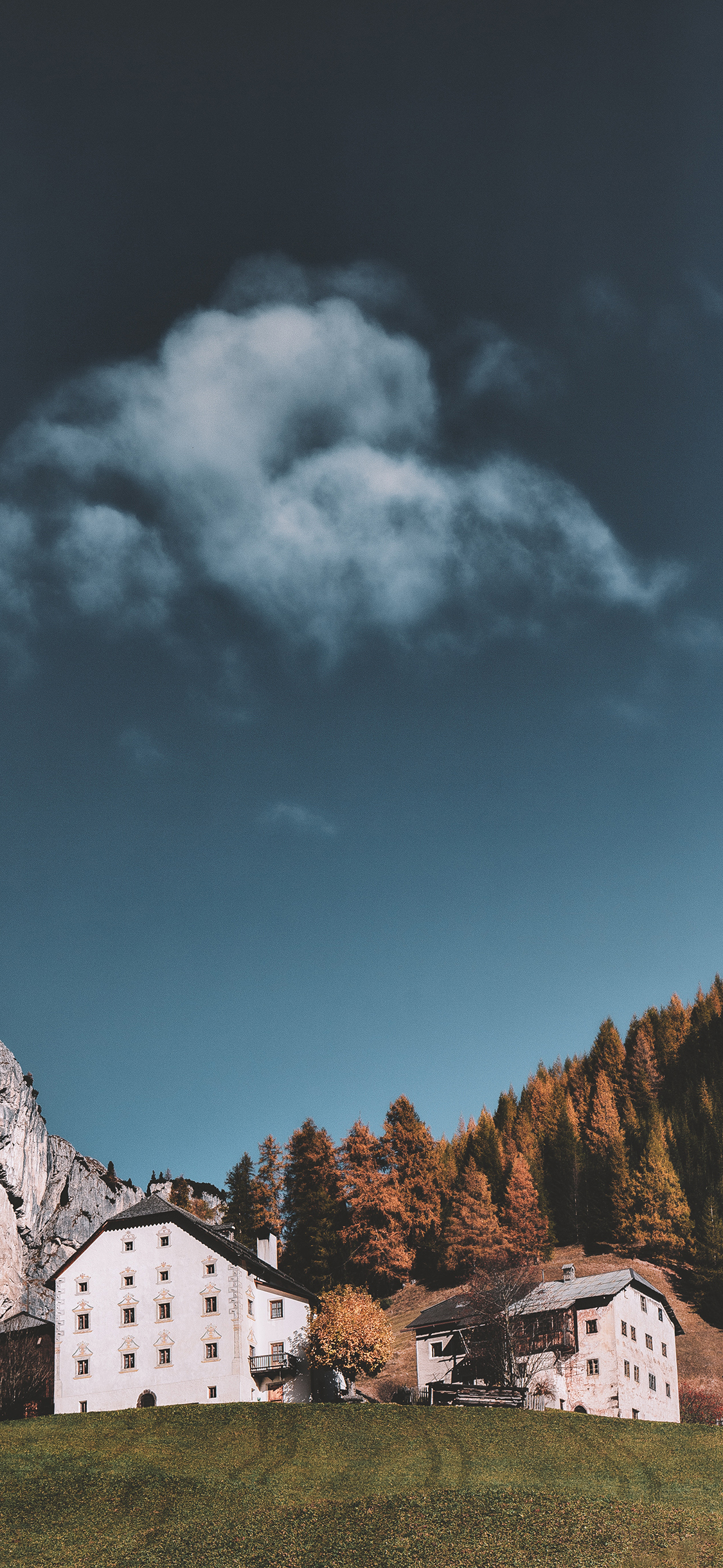[2436×1125]郊外 天空 山峰 房屋 美景 苹果手机壁纸图片