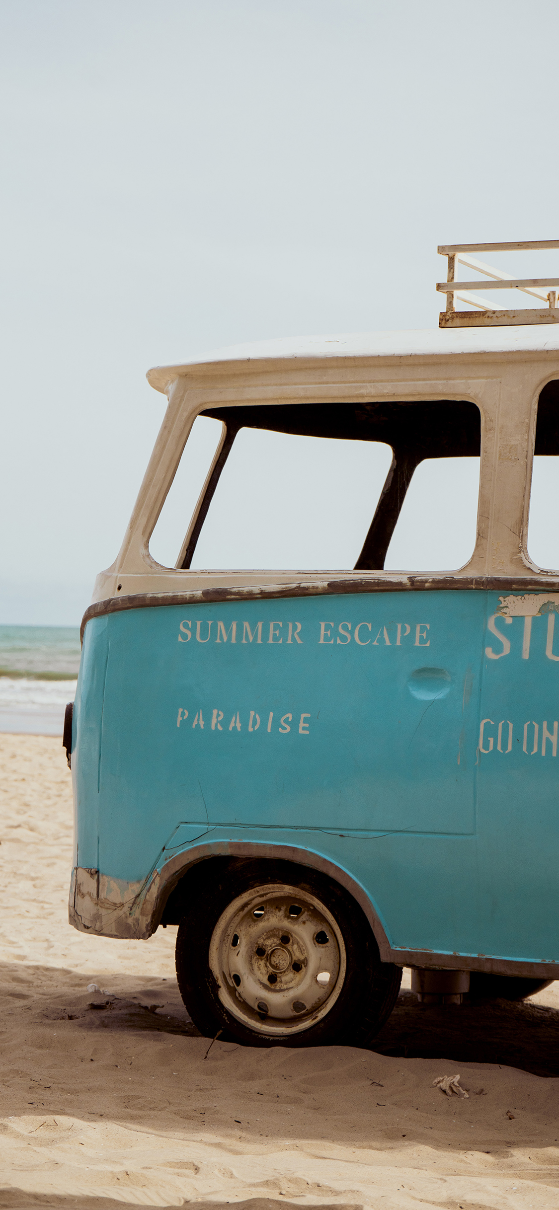 [2436×1125]郊外 小巴士 小汽车 沙滩 苹果手机壁纸图片