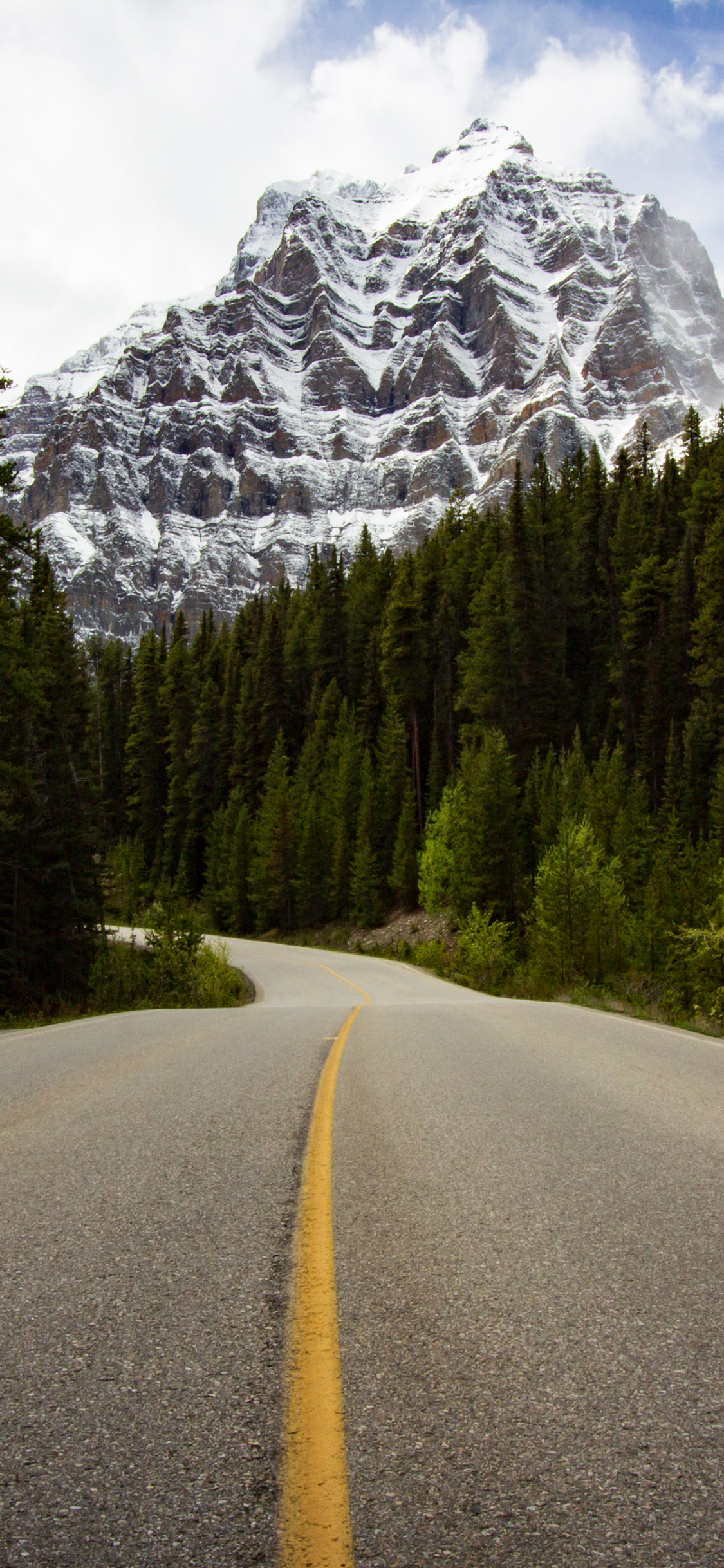[2436×1125]郊外 山峰 树木 道路 苹果手机壁纸图片