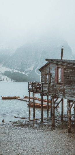 [2436x1125]郊外 山峰 湖泊 木屋 苹果手机壁纸图片