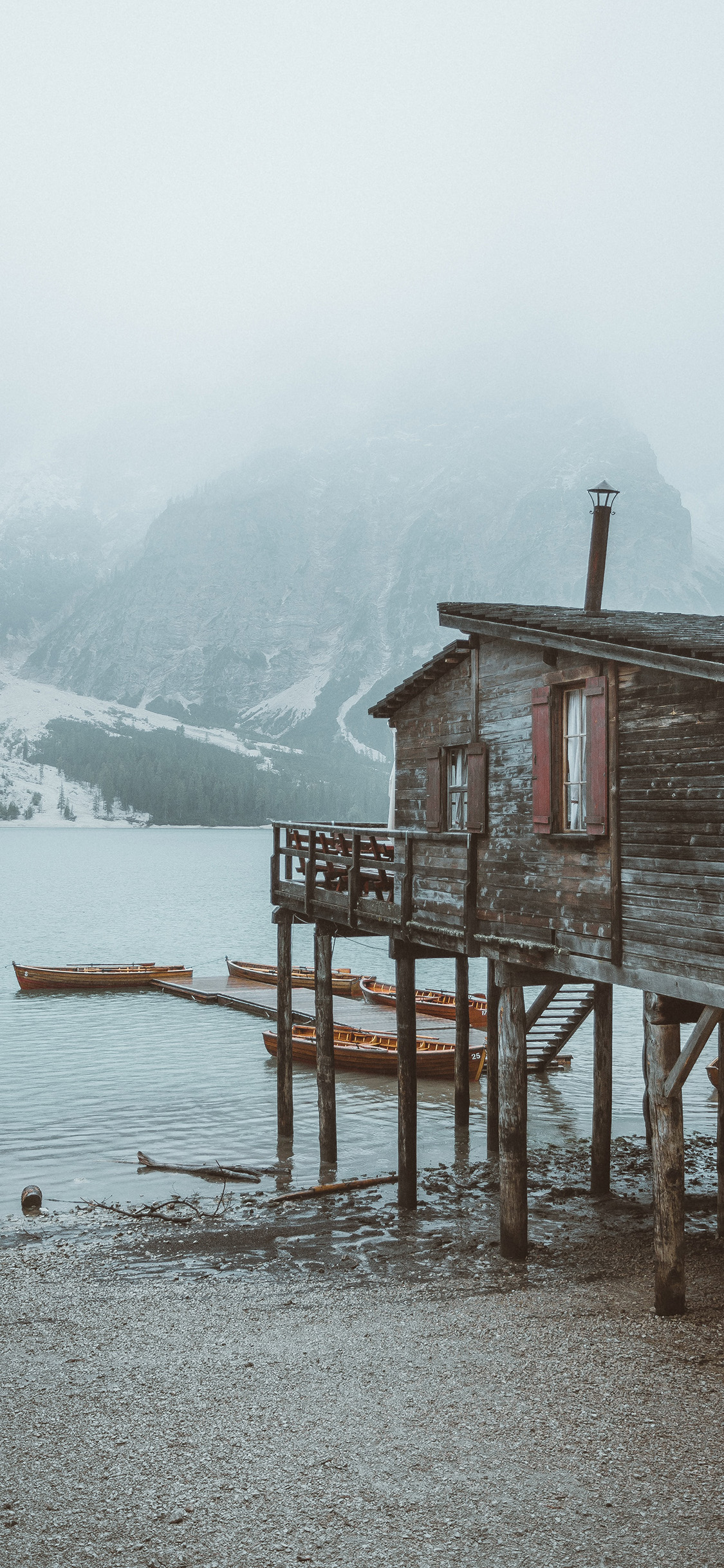 [2436×1125]郊外 山峰 湖泊 木屋 苹果手机壁纸图片